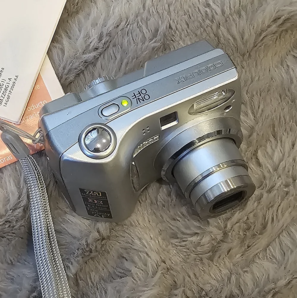 Nikon Coolpix 7600 Silver AA Battery Powered